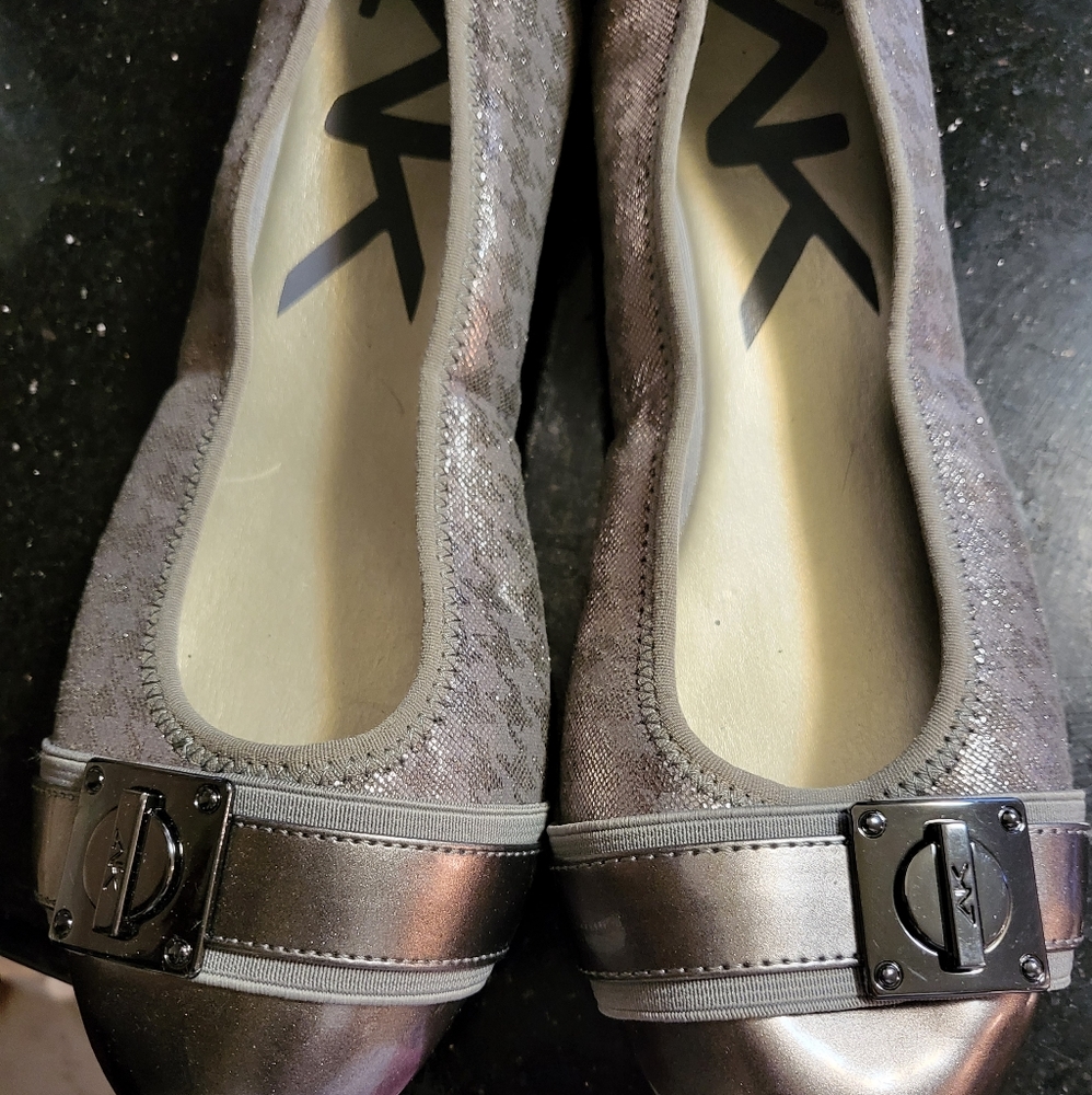 Size 10 Women's flat silver shoe
